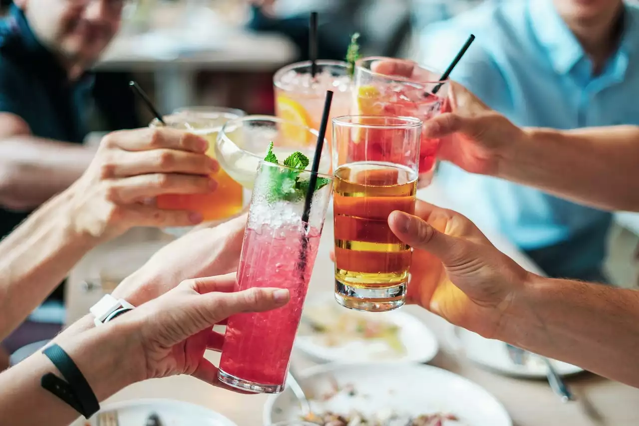Erfrischende Sommergetränke, die Sie mit Flüssigkeit versorgen